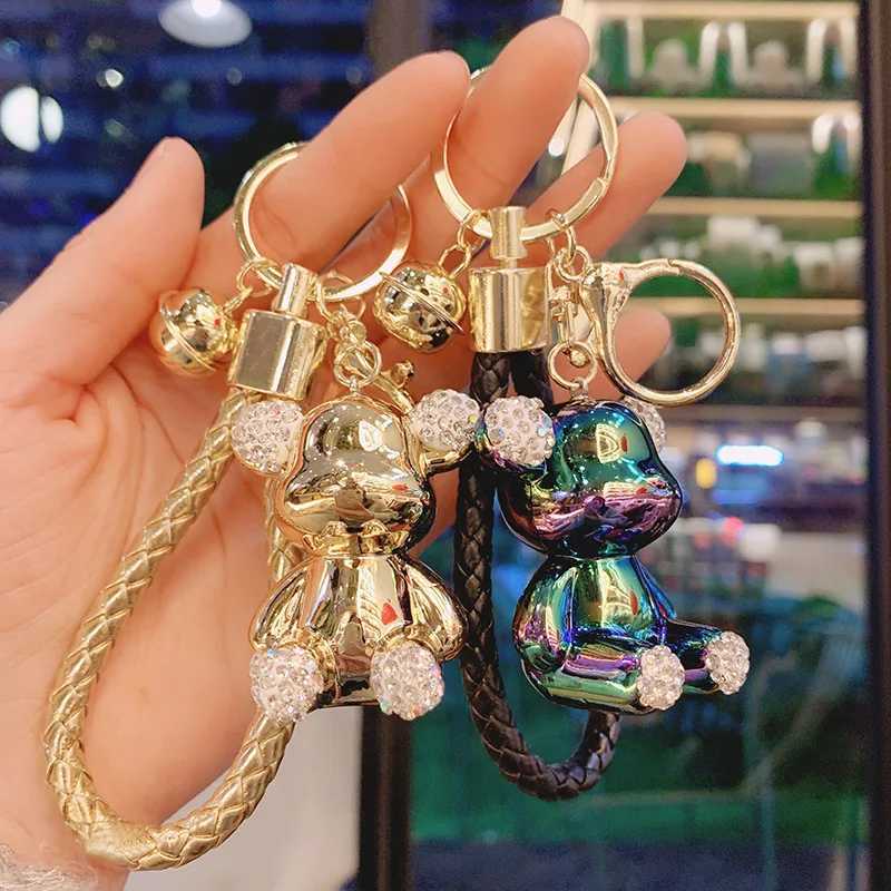 Keychains Lonyards Chain de clé ours électroplate avec une corde en cuir tissé Pendante Animal Keychain Fashion Doll Sac Auto Key pour filles Cadeau J240509