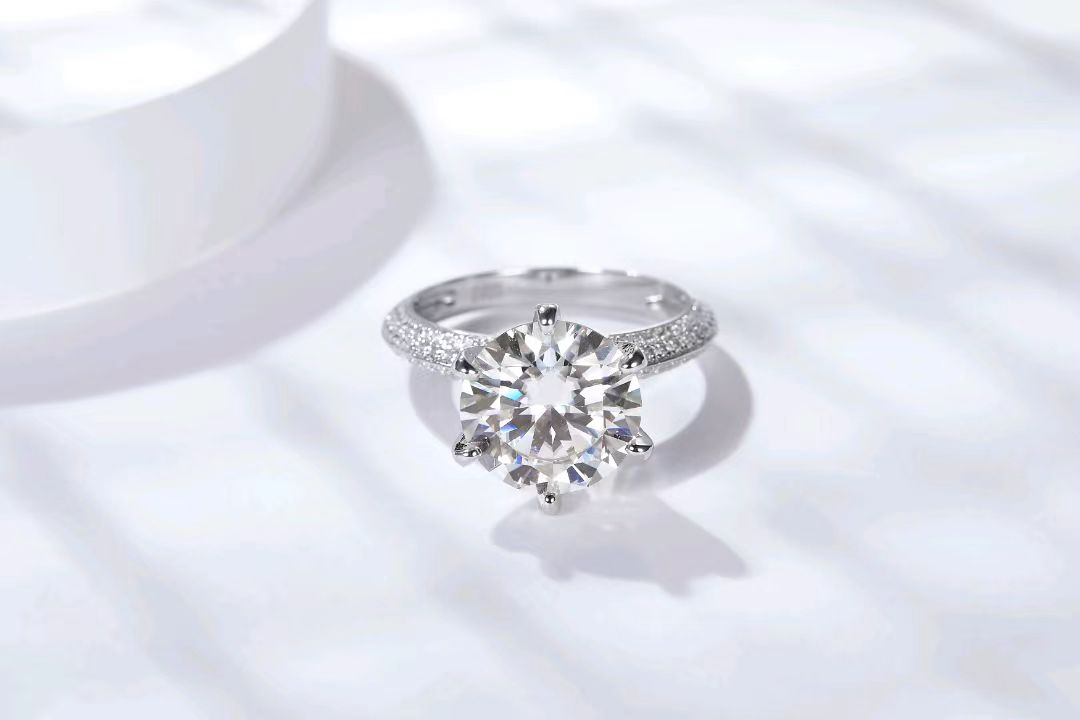 Luxury 5ct Big Moissanite Diamond Diamond Anello bianco Plactato 925 Anello nuziale di moissanite in argento sterling donne