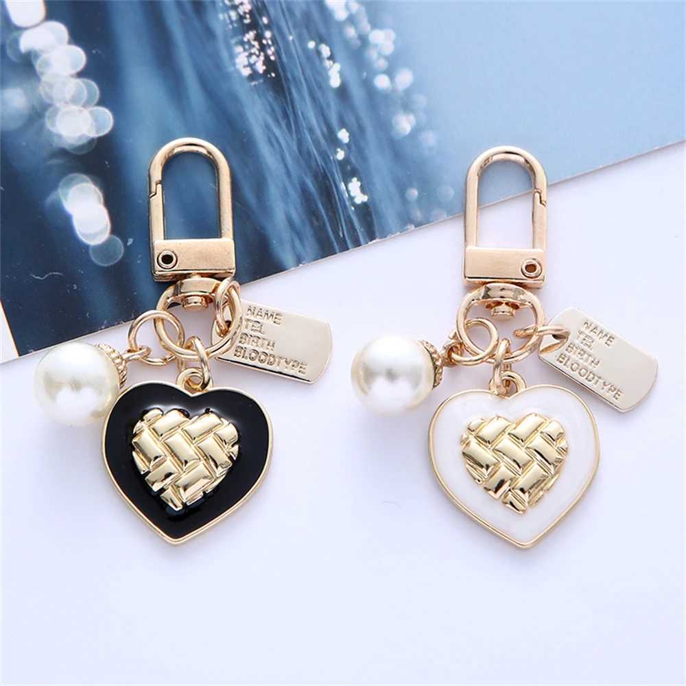 Keychains Bedanyards Fashion Pearl Heart Pinging Keychain Rose Flower Metal Plate Chans Key Caso de fones de ouvido Charms Bag Ornament Accessories Gifts J240509