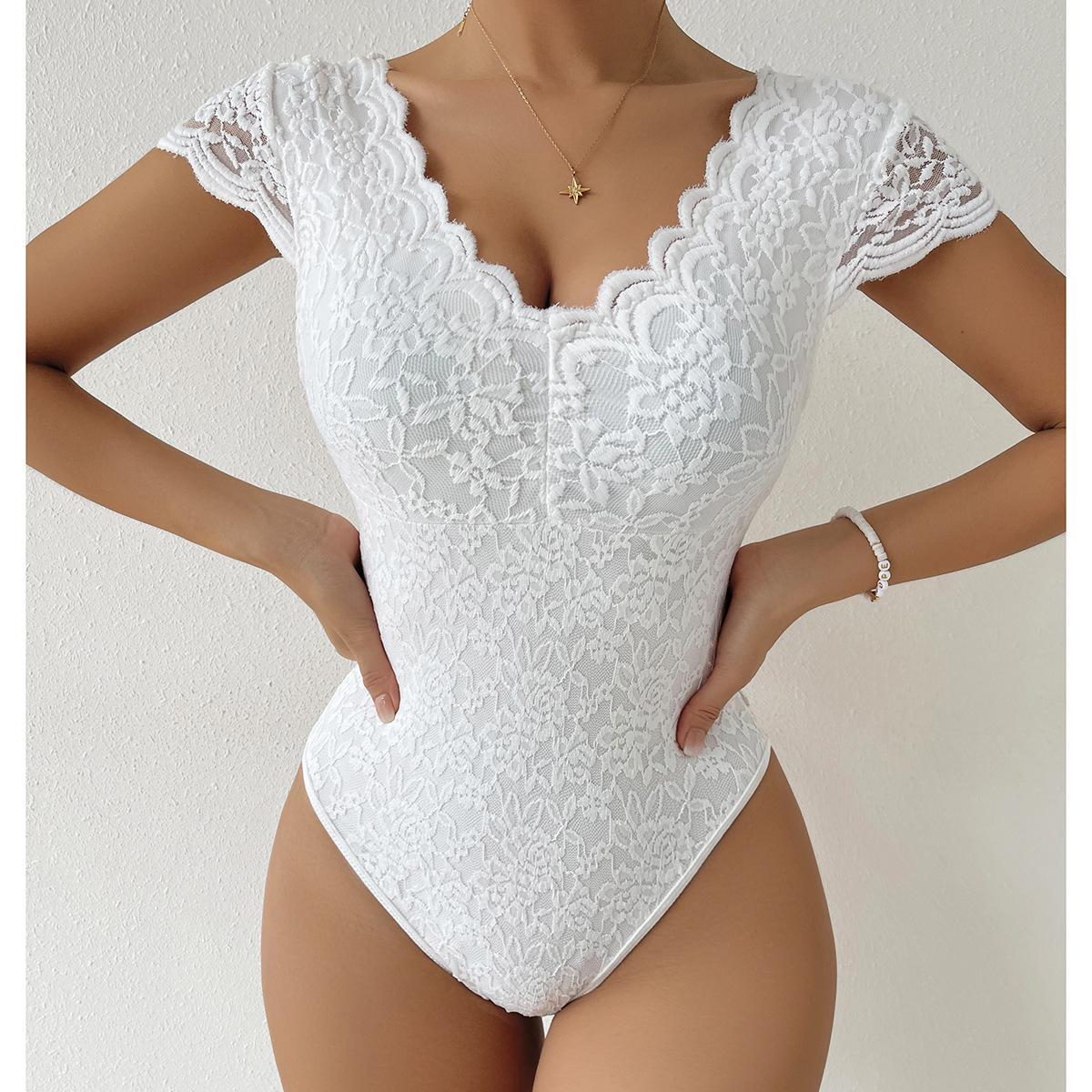 Femmes Assuriques Sexy en dentelle Bodys Sans manches en V Deep V-coues Backless Body Cost Shirts Bodycon Rompers Party Clubwear