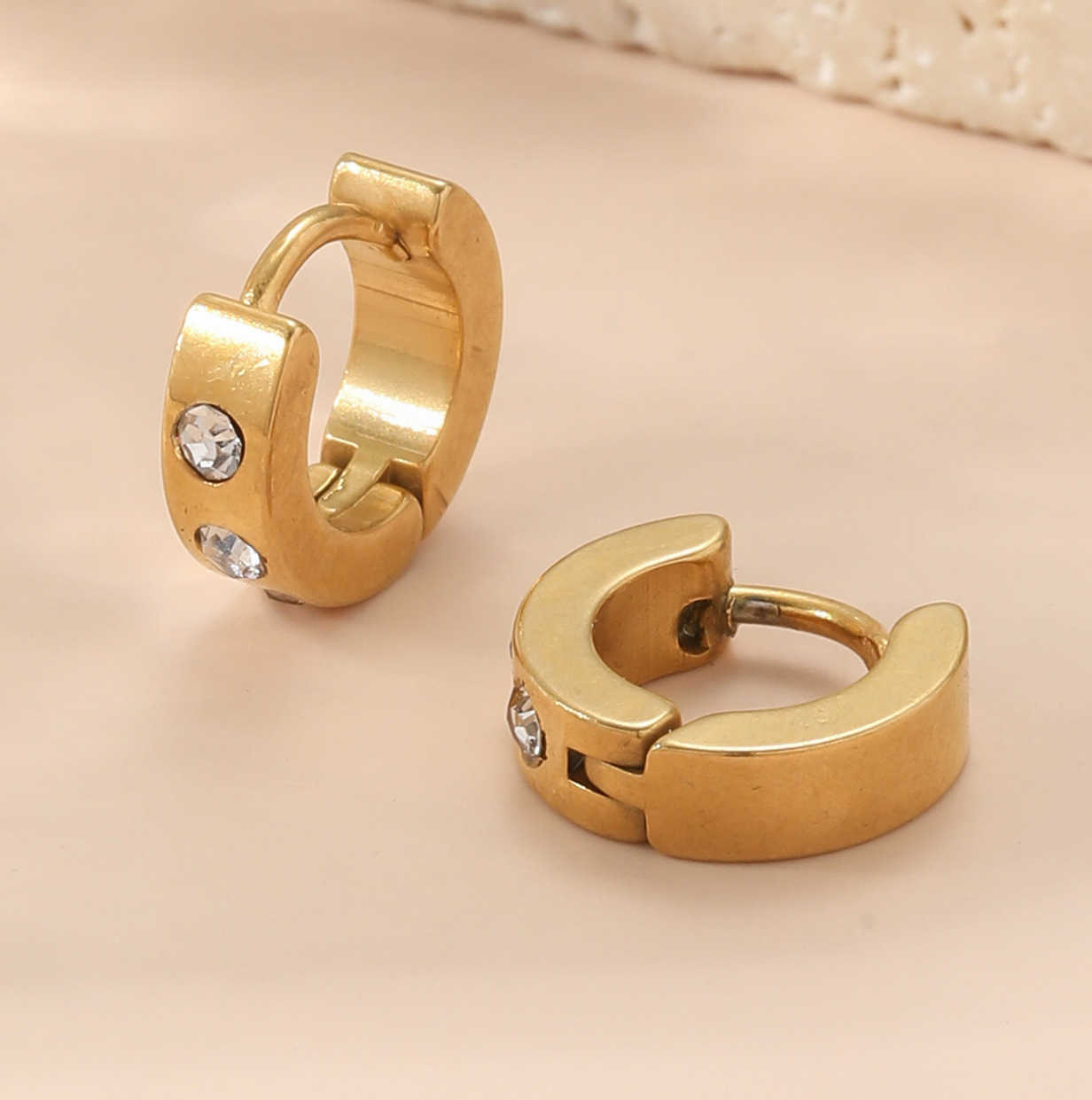 Exquisite Ohrringe mit Diamond Design High Eingelegtes für Frauen in einer einfachen und vielseitigen Persönlichkeit, die mit Cart Originalohrring modisch ist