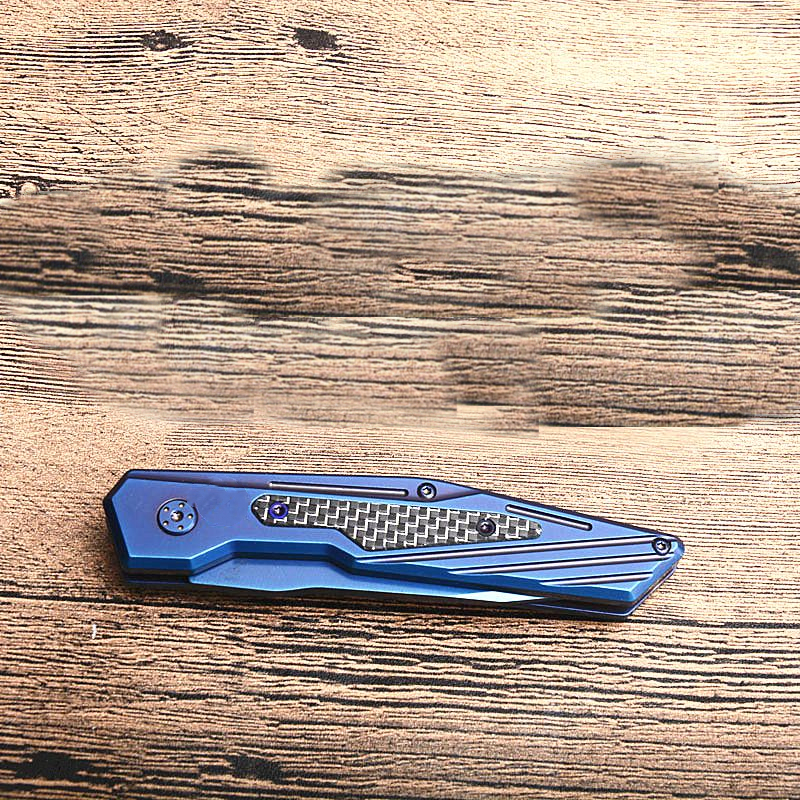 Exquisite Auto -Taktikfaltungsmesser 8CR13Mov Blue Titanium beschichtetes Blattstahl + Kohlefasergriff EDC -Taschenmesser EDC -Taschenmesser