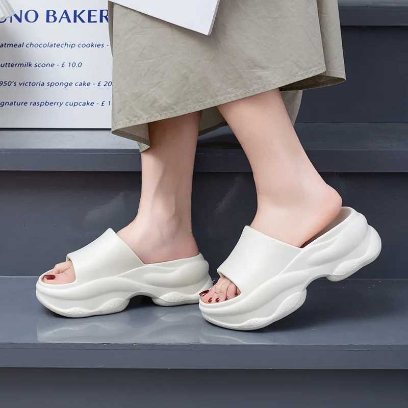 Slippers épaisses semelles eva femmes Fashion Fashion Soft Home Platform une ligne s'épuise sans glissement de talon surélevé Sandales d'été H240509