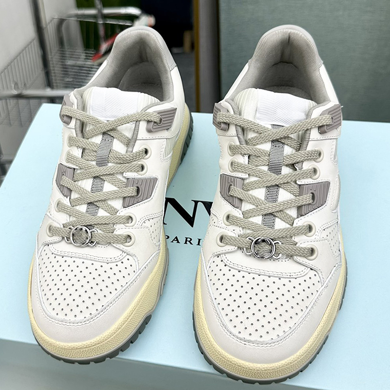 24SS Women Designer Ny Color High Cut Low Top Retro Casual Sneakers Unika ljusgrå och vita kontrastfärger Parade kvinnliga sneakers med metallspännetillbehör