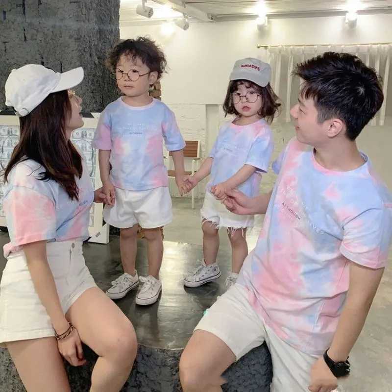 T-shirts Família roupas combinando camisetas de manga curta para meninos mães e crianças que combinam roupas para a família aparecerem