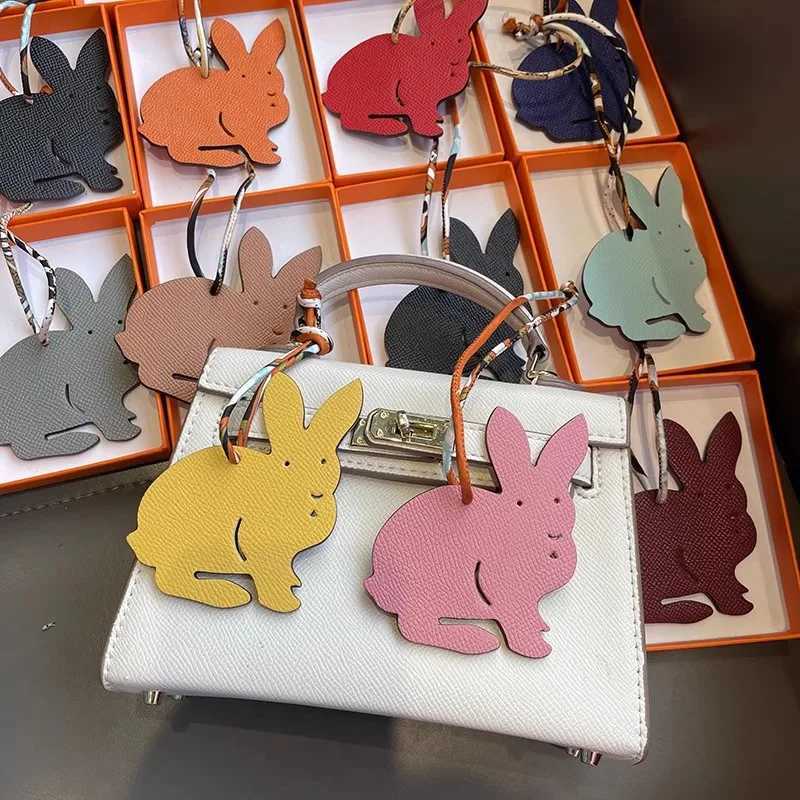 Keychains Lanyards Fashion Real Leather Two Side Rabbit Hanger Sac Keychain Sac à dos Pendante Prouve des Ornements J240509 J240509