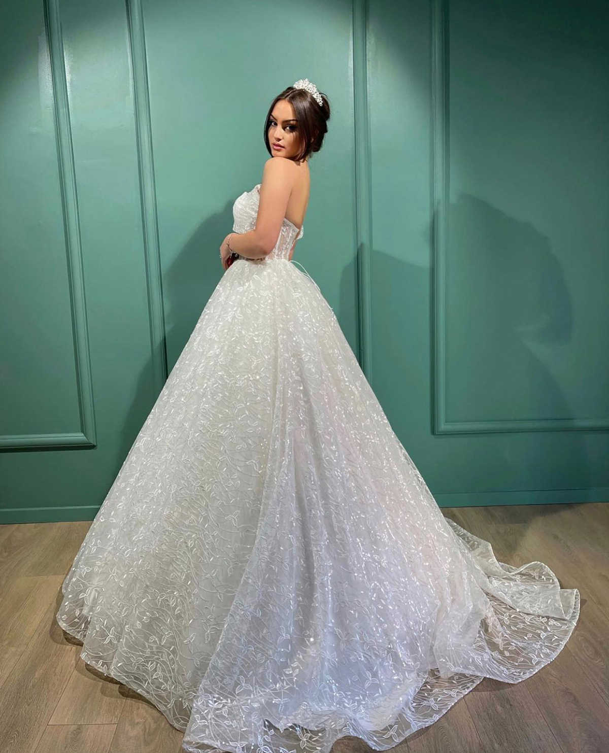 Semplice abito da sposa a-line applicazioni da donna con una spalla abito da sposa senza maniche abiti da treno personalizzati su misura