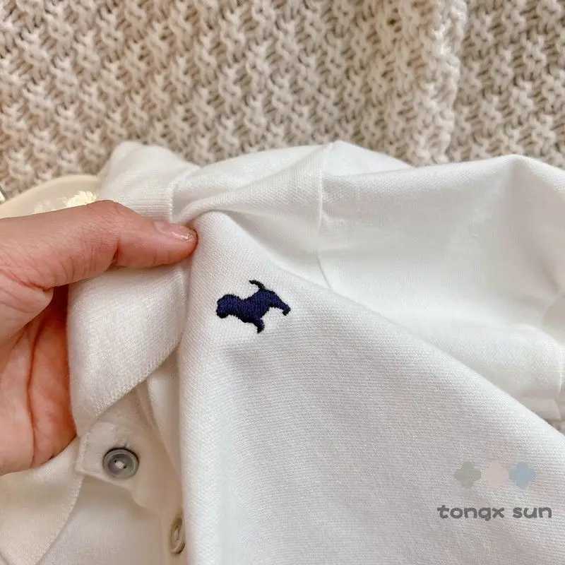 T-shirts 2023 Été coréen Childrens Coton Coton à manches courtes garçons et filles Polo lâche Polo240509