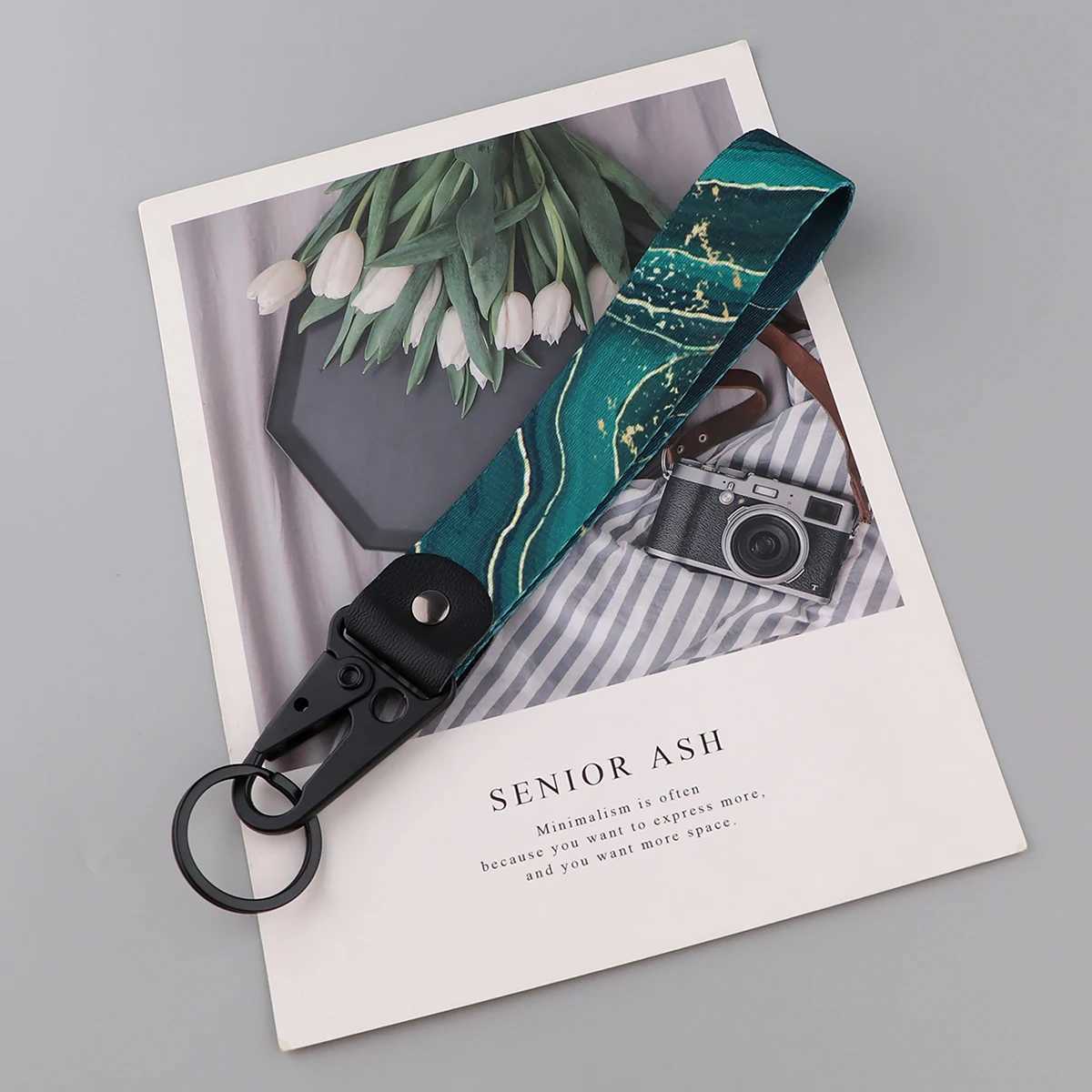 Keychains Lanyards 원래 간단한 테 더링 된 소설 차 키 체인 브래킷 액세서리 키 체인 남성 키 체인 선물 세련된 보석 J240509