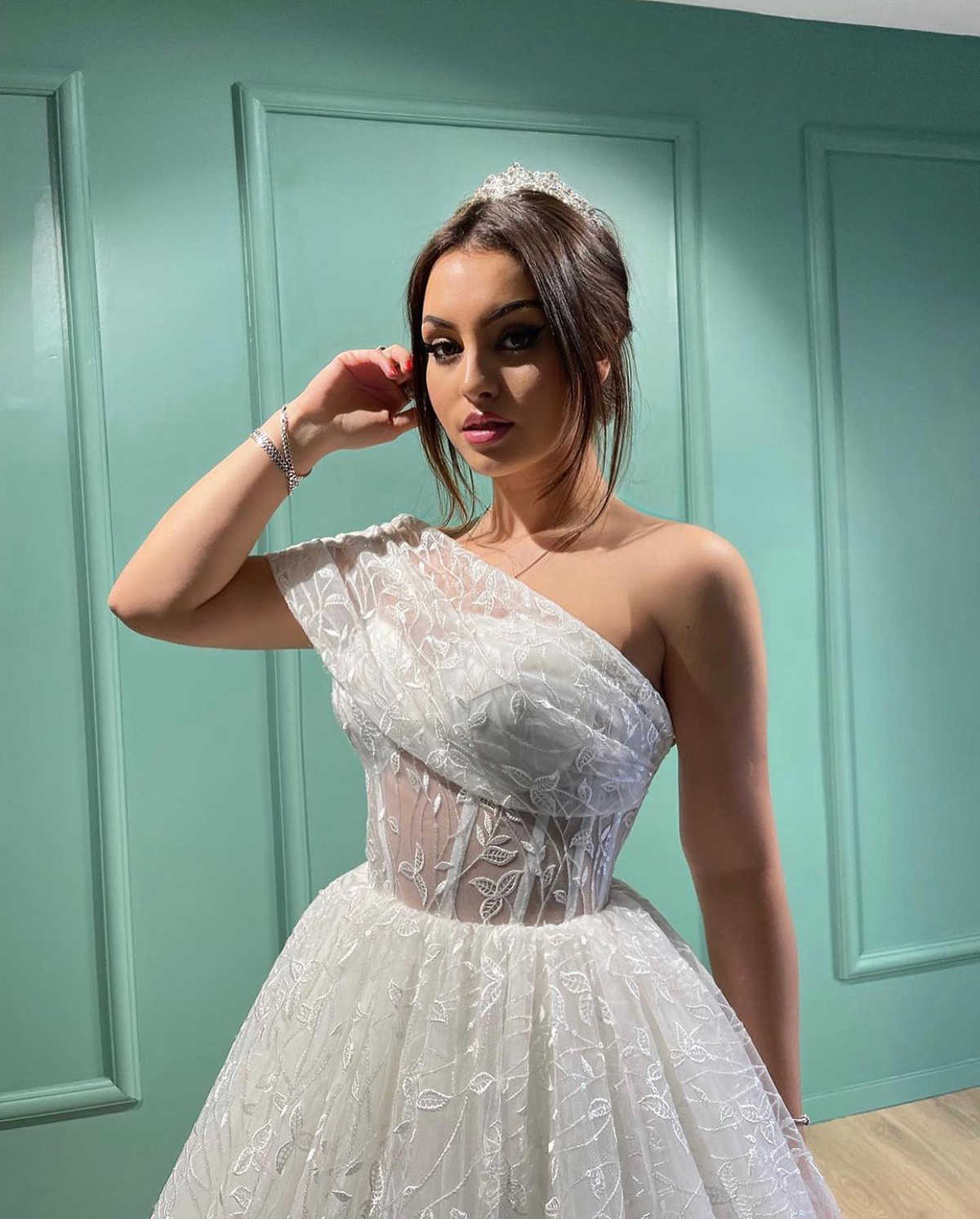 Semplice abito da sposa a-line applicazioni da donna con una spalla abito da sposa senza maniche abiti da treno personalizzati su misura