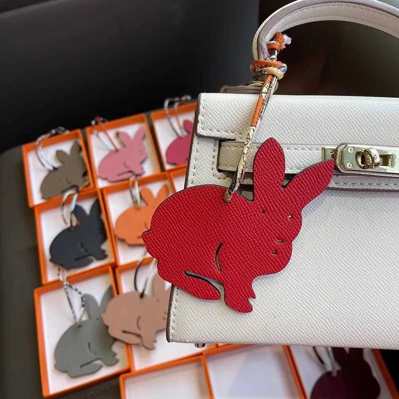 Keychains Lanyards Fashion Real Leather Two Side Rabbit Hanger Sac Keychain Sac à dos Pendante Prouve des Ornements J240509 J240509