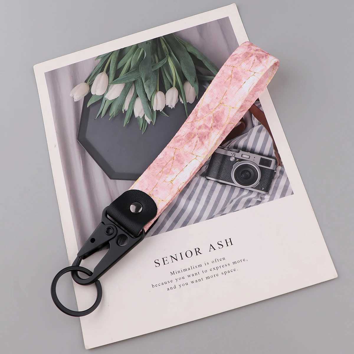 Keychains Lanyards 원래 간단한 테 더링 된 소설 차 키 체인 브래킷 액세서리 키 체인 남성 키 체인 선물 세련된 보석 J240509