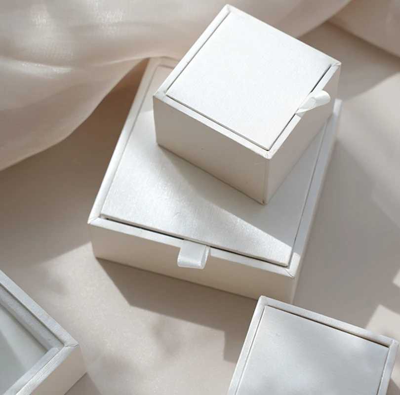Коробка для ювелирных изделий белые сатиновые ювелирные изделия из коробки для кольца кольцевые серьги Серьги для хранения Подарочная упаковка для писем
