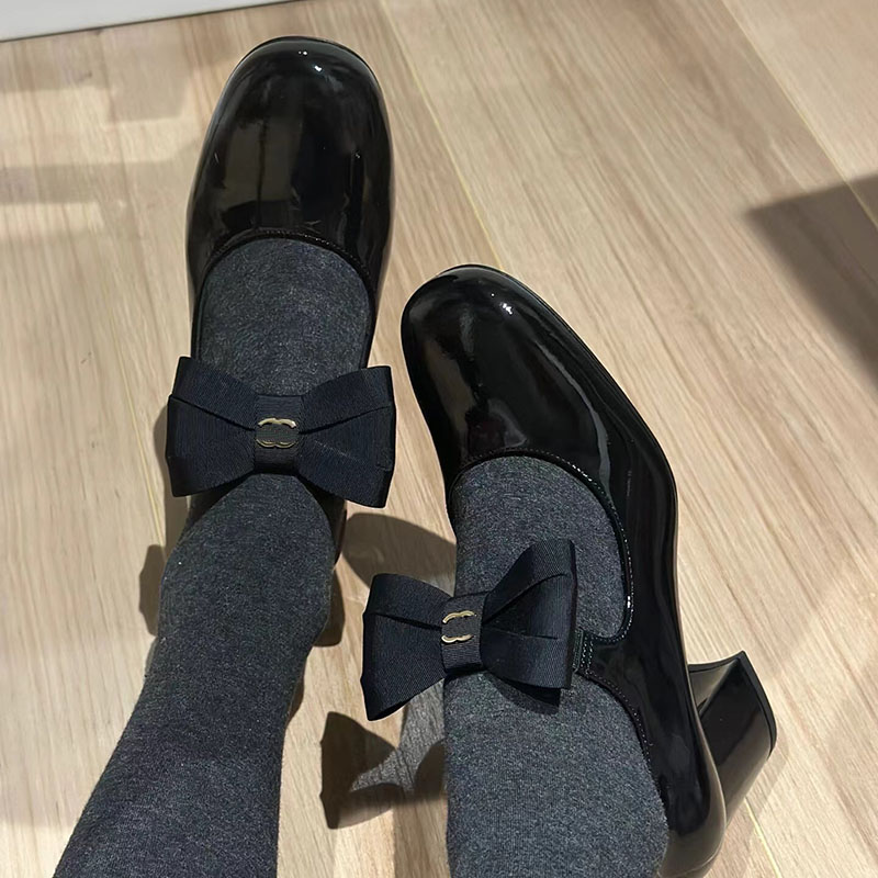 New Damen Designer Luxus Square-Toe High-Heele Sandals Fashion Classic Black/Weiß 100% Leder Bow Mary-Jane Schuhe Ladys sexy hohl klobige Absätze Sandalengrößen 35-40