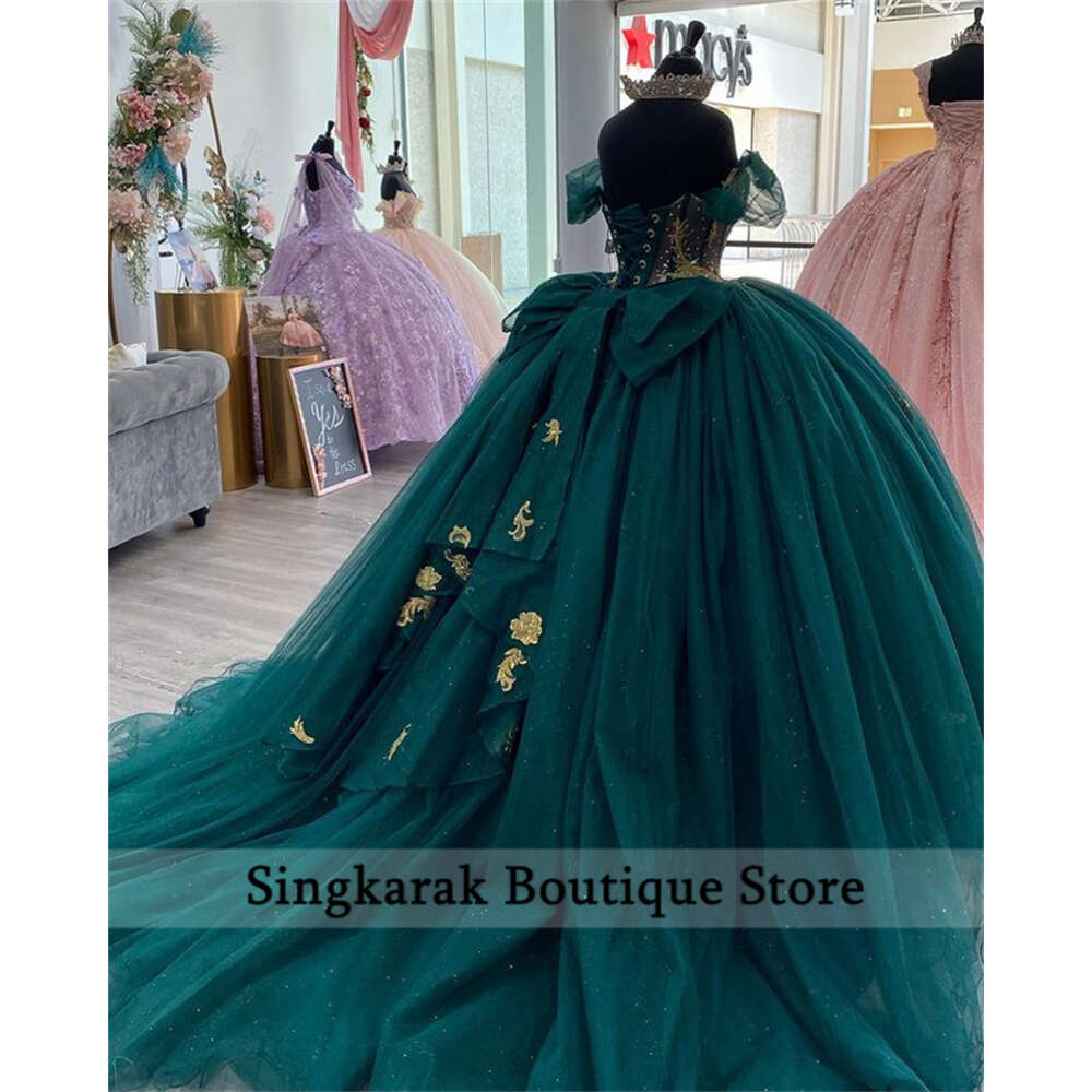 Nuevos vestidos de la princesa verde quinceanera con lazo de encaje dorado de lazo. Vestido de bolas con cuentas del hombro Vestido de fiesta de cumpleaños 16