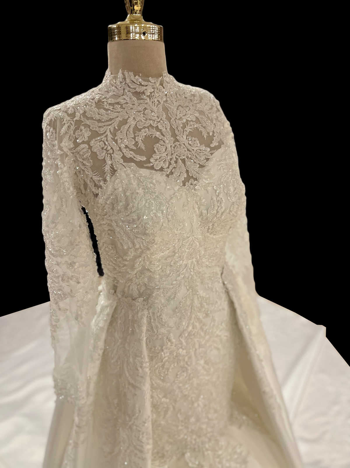 Eleganti abiti da sposa sirena ad alta maniche lunghe con colletto alto abito da sposa in pizzo staccabile in pizzo personalizzato.