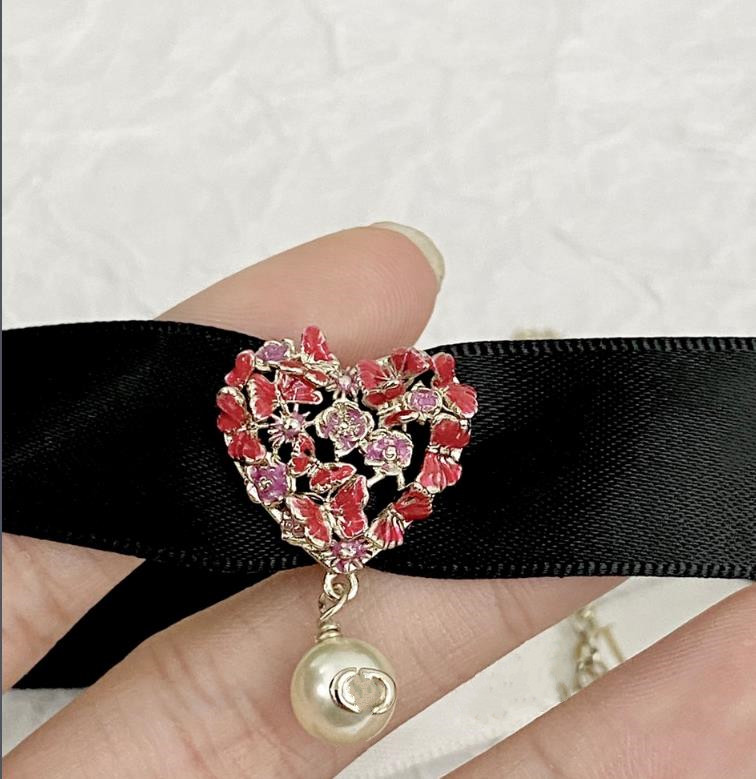 Colliers de coeur argenté pour femmes Luxury Copper Butterfly Love Pendant Pearl Choker Collier Bijoux de haute qualité Navire gratuit