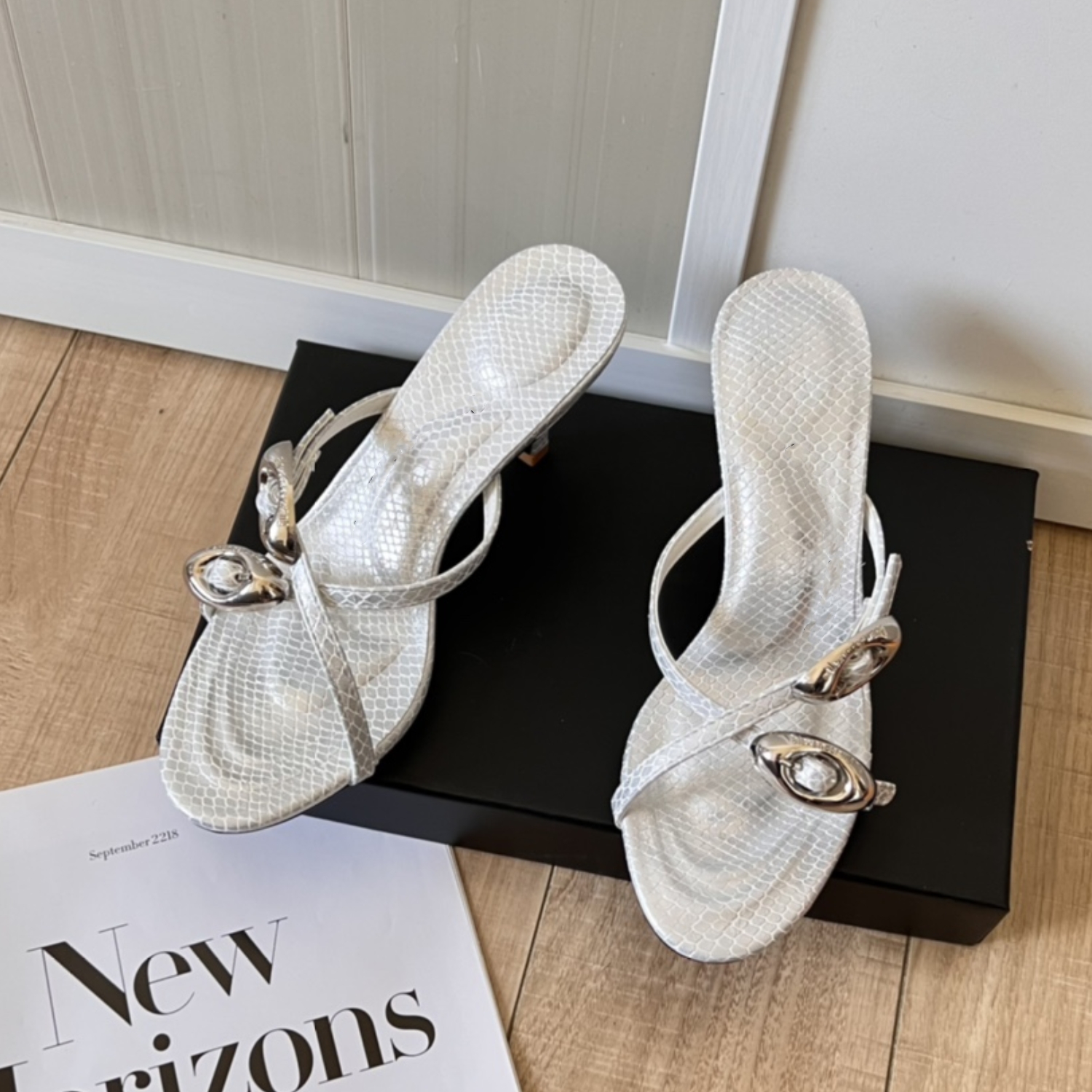 2024 new high quality fashion Serpentine cross strap high heel sandals Women's red/white, heel height 7cm/10cm size 35-40
