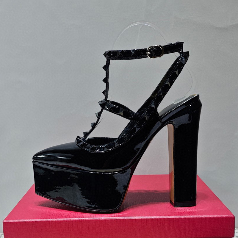 Летние элегантные женские сандалии на высоком каблуке Новый металлический заклепка банкет кажутся тонкой платформой сандалии узкая полоса верхняя патентная кожа Материал Женские насосы