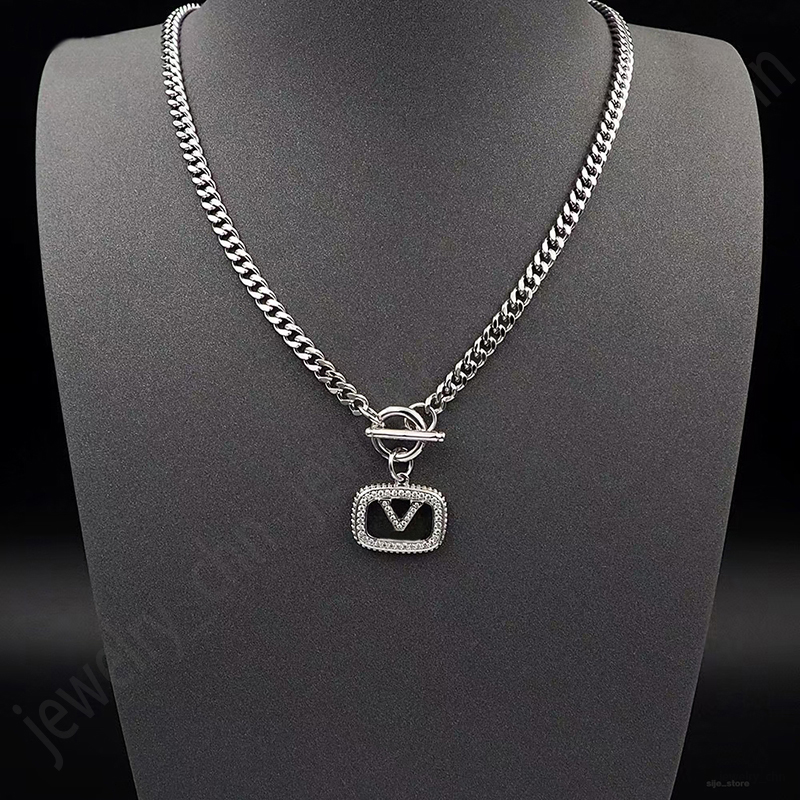 Collier de créateur de petites fleurs pour femmes Colliers de pendentif en acier inoxydable en acier inoxydable