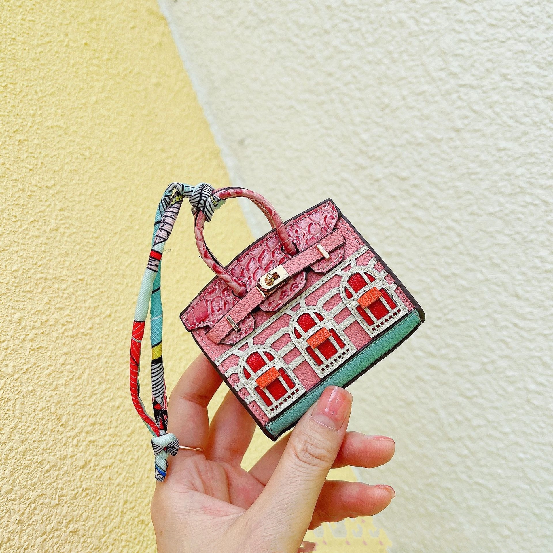 Designer Keychains woman Accessories Mini Cute Creative small house H bag Package car key rings hanging decoration headphones bag mouth red envelope her01