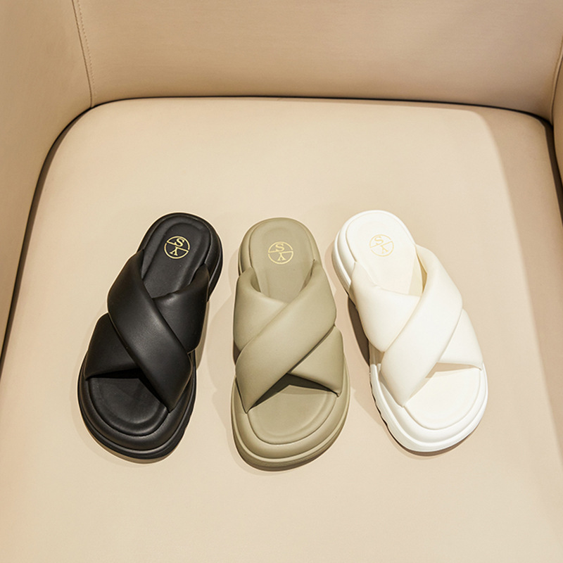 Ücretsiz Nakliye Tasarımcı Sandalet Kadınlar Slaytlar Kaydırıcıları Claquette Terlik Üçlü Black Beyaz Bayanlar Plaj Sandal Deri Patent Terlik Kadın Ayakkabı