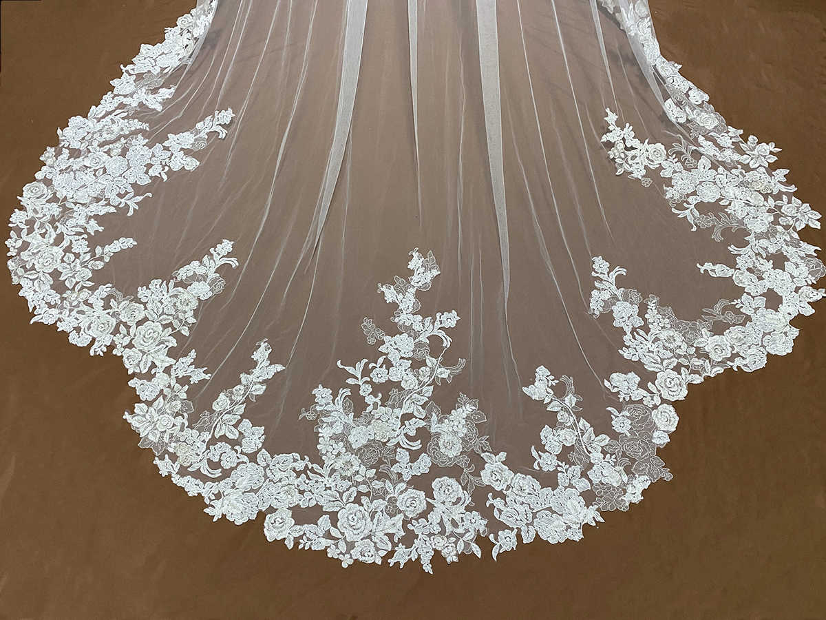 Luxe bruiloftsluier 3m lange speciale gesneden koninklijke appliques kanten bruids sluier met kam Veil bruiloft accessoires