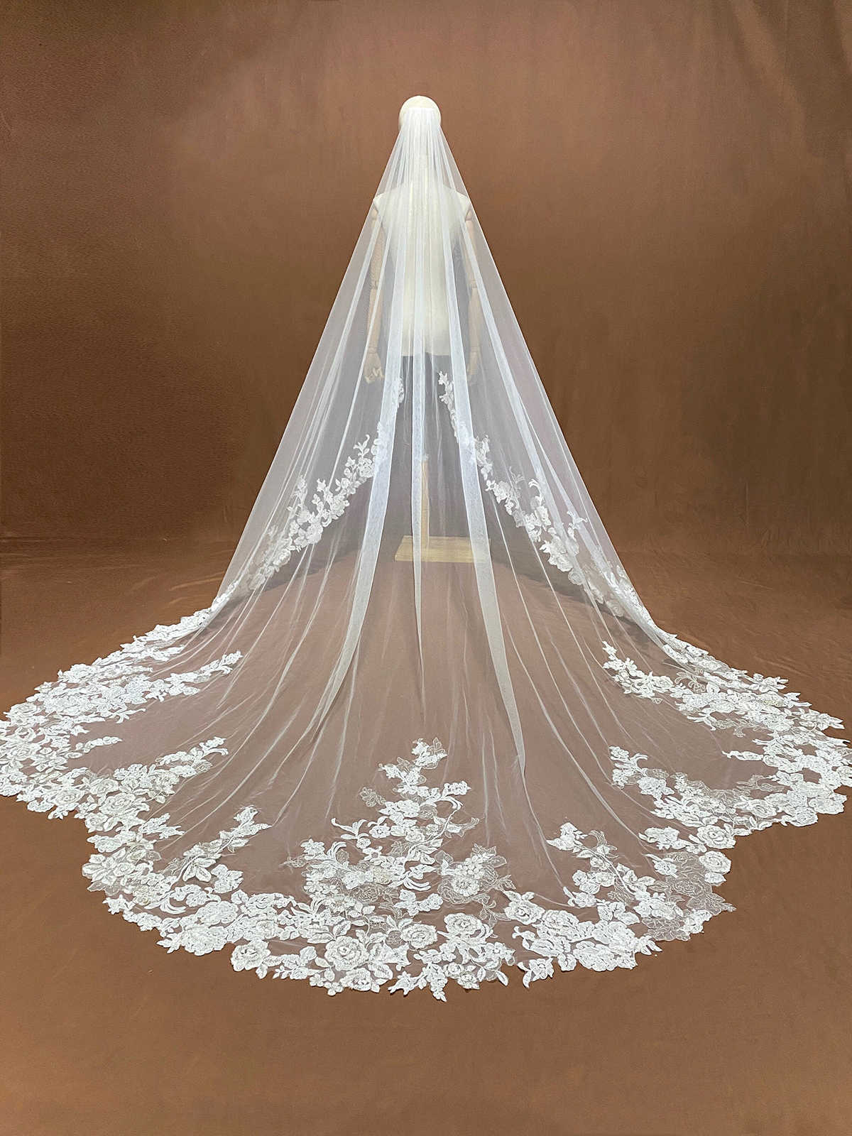 Luxe bruiloftsluier 3m lange speciale gesneden koninklijke appliques kanten bruids sluier met kam Veil bruiloft accessoires