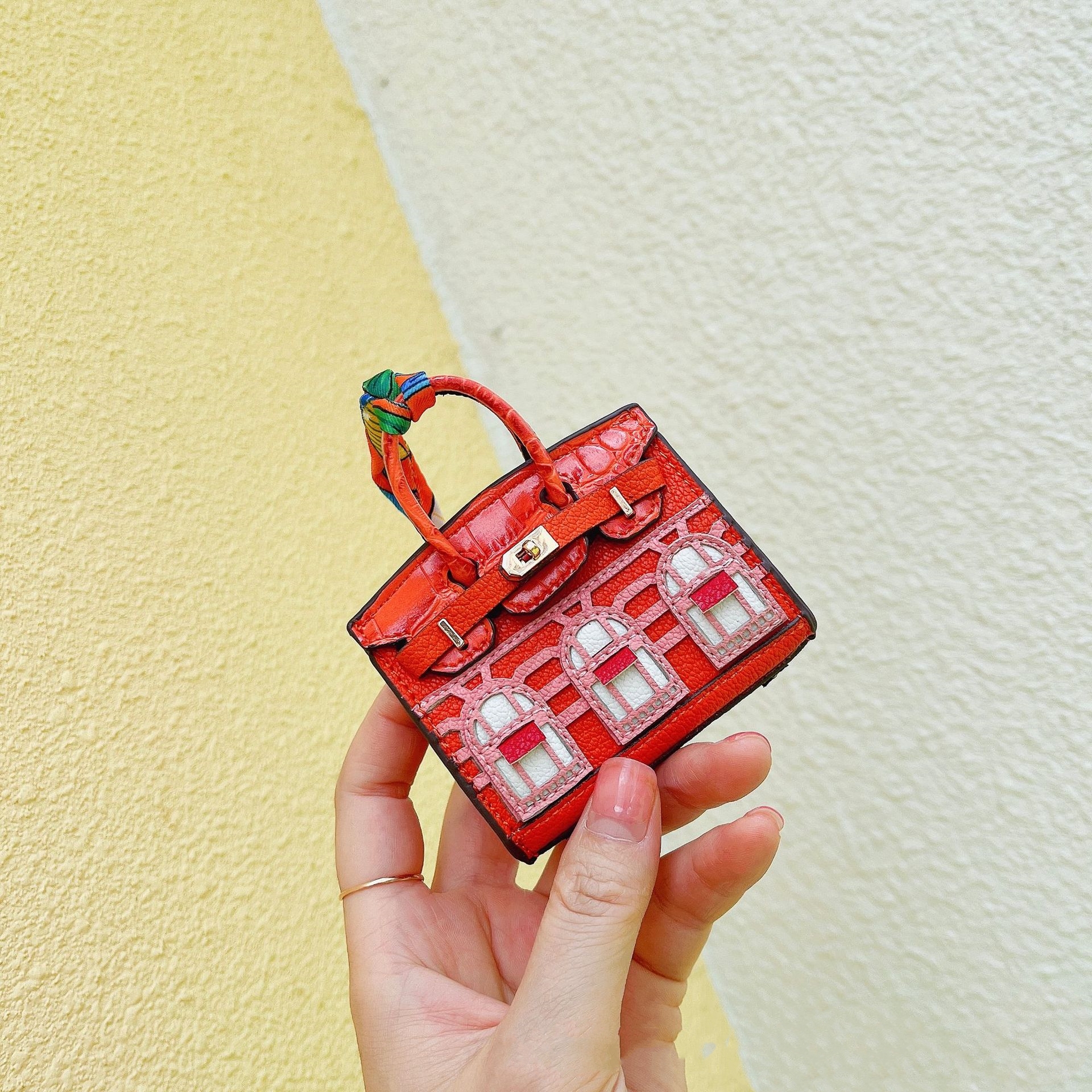 Designer Keychains woman Accessories Mini Cute Creative small house H bag Package car key rings hanging decoration headphones bag mouth red envelope her01