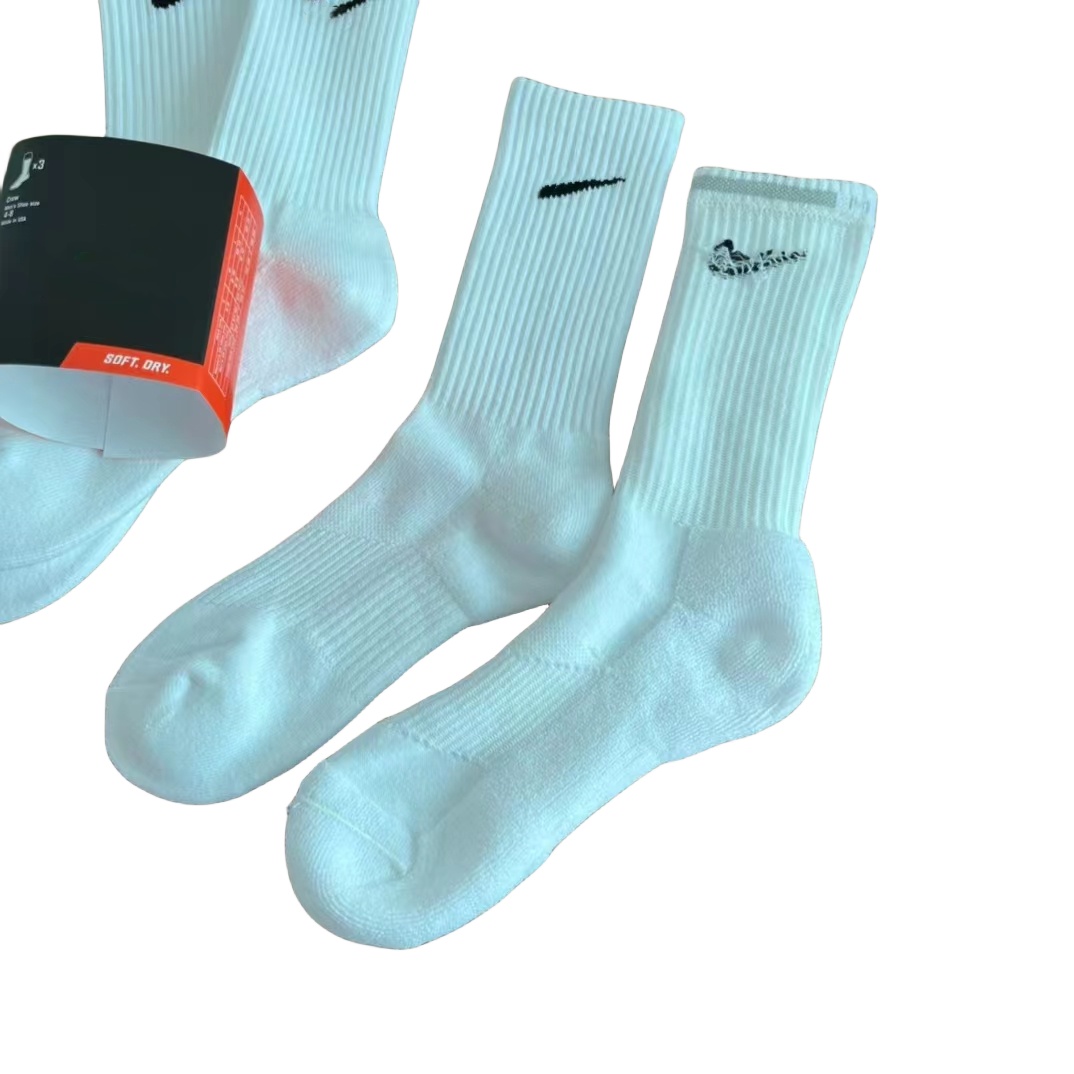 Herr- och kvinnors förtjockade sportstrumpor högkvalitativ bomullsdesign Klassisk vit och svarta handdukstrumpor Geometriska mönster Knästrumpor Athletic Socks