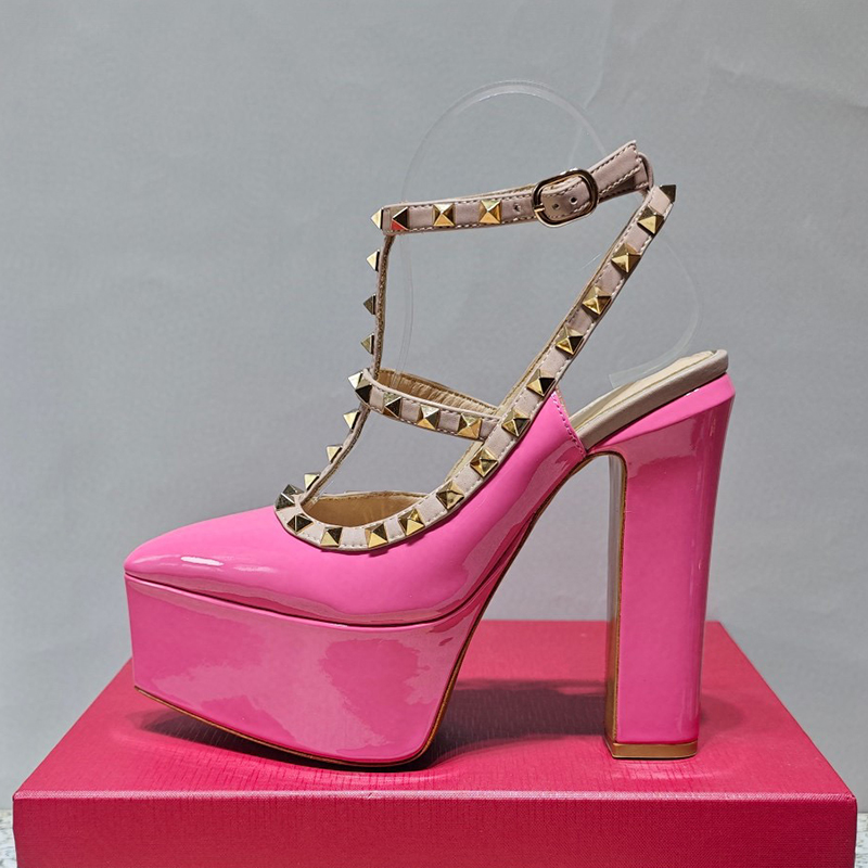 Летние элегантные женские сандалии на высоком каблуке Новый металлический заклепка банкет кажутся тонкой платформой сандалии узкая полоса верхняя патентная кожа Материал Женские насосы