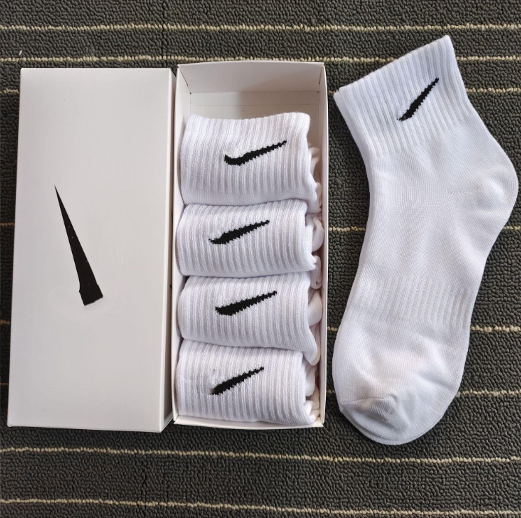 Herrensocken Fashion Sportsbrief gedruckte Socken gesticktes Design reine Baumwolle atmungsaktive Fünf -Paar -Box -Set Sportsock