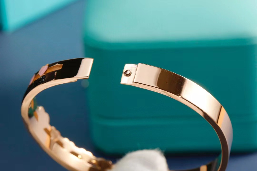 Designer armband lyxiga smyckemärke armband titan stål kvinnor och mäns klassiska presentarmband