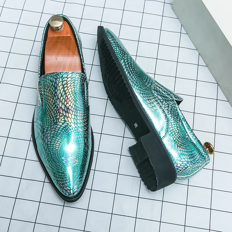 Fashion Slaser Männerschuhe Grüne Business Casual Moccasins Speced Toe Patent Leder Gentleman Kleid Schuhe Slip-On Lederschuhe