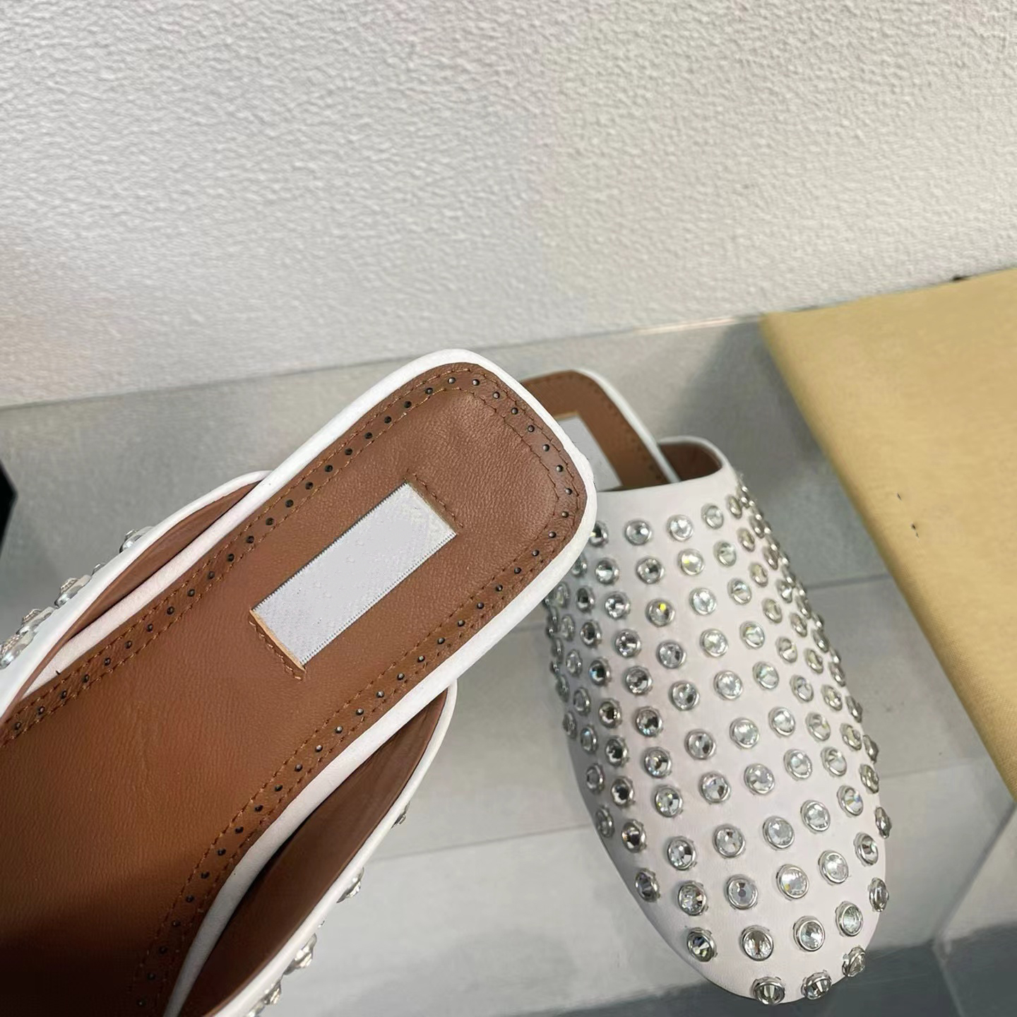 Nowe kryształowe diamenty retro kapcie buty dla kobiet rozmiar 35-42 oryginalne skórzane kapcie niskie obcasy nit muły designerski