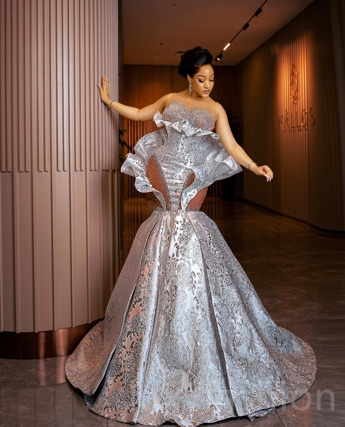 ASO EBI 2024 Silver Sirène Robes de bal Crystals Élégaux Satin Soirée Fête Deuxième réception Robes de promotion de la direction d'anniversaire LF021