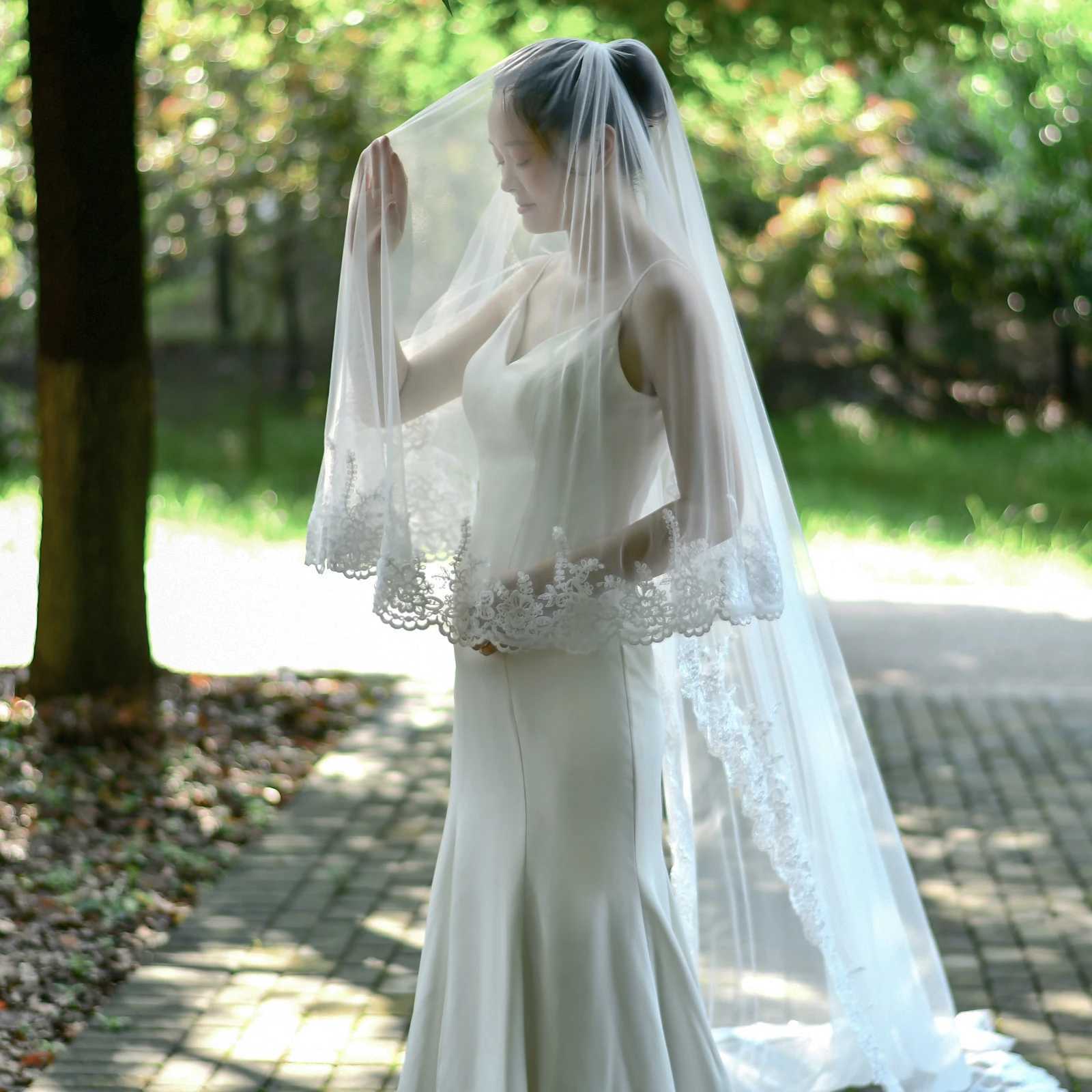 Hochzeitshaarschmuck V105 Lange Kathedrale Hochzeit Braut Schleier Spitzenkante Applizes Brautschleier mit Rouge 2 Tizen Hochzeitskleiderzubehör für Braut