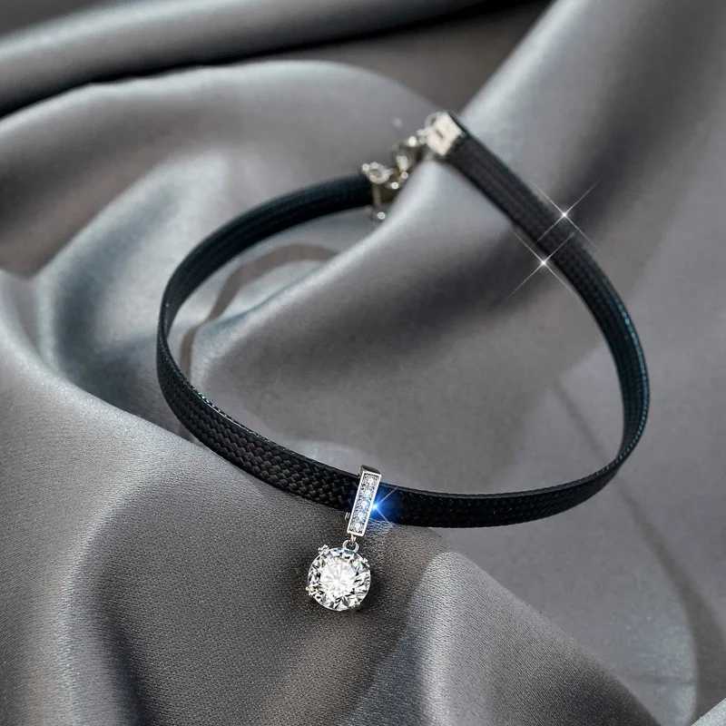 Chokers funkelnde Zirkon geometrische Anhänger Halskette sexy schwarzes Leder Kurzes Halskette geeignet für Damen Temperaturästhetik Schmuckzubehör D240514