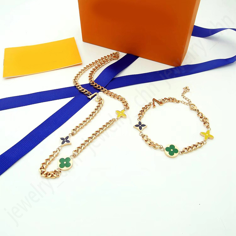 Set di gioielli di design classici donne piccoli ciondoli a chiave di fiori Bracciale e collana in acciaio inossidabile in acciaio inossidabile da uomo da uomo in sospetto