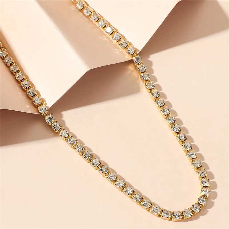 Chokers Sexy necklace ice out tennis chain necklace suitable for women luxurious cubic zirconia crystal short hip-hop necklace accessories jewelry d240514