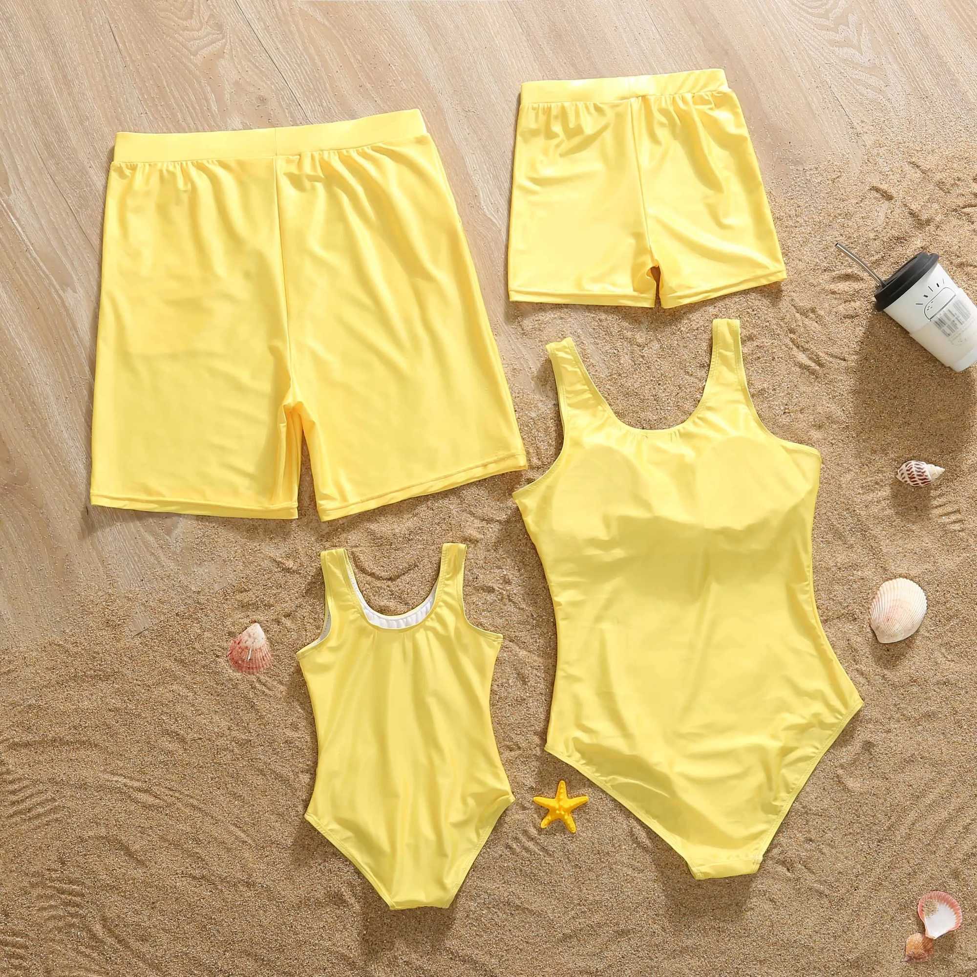 Familie matching outfits 2024 Nieuwe familie bijpassende badkledingbrief Patroon Moeder Dochter Skinny Bikini Beachwear Eéndelige zwempak Dad Zoon Zwemmen Trunks T240513