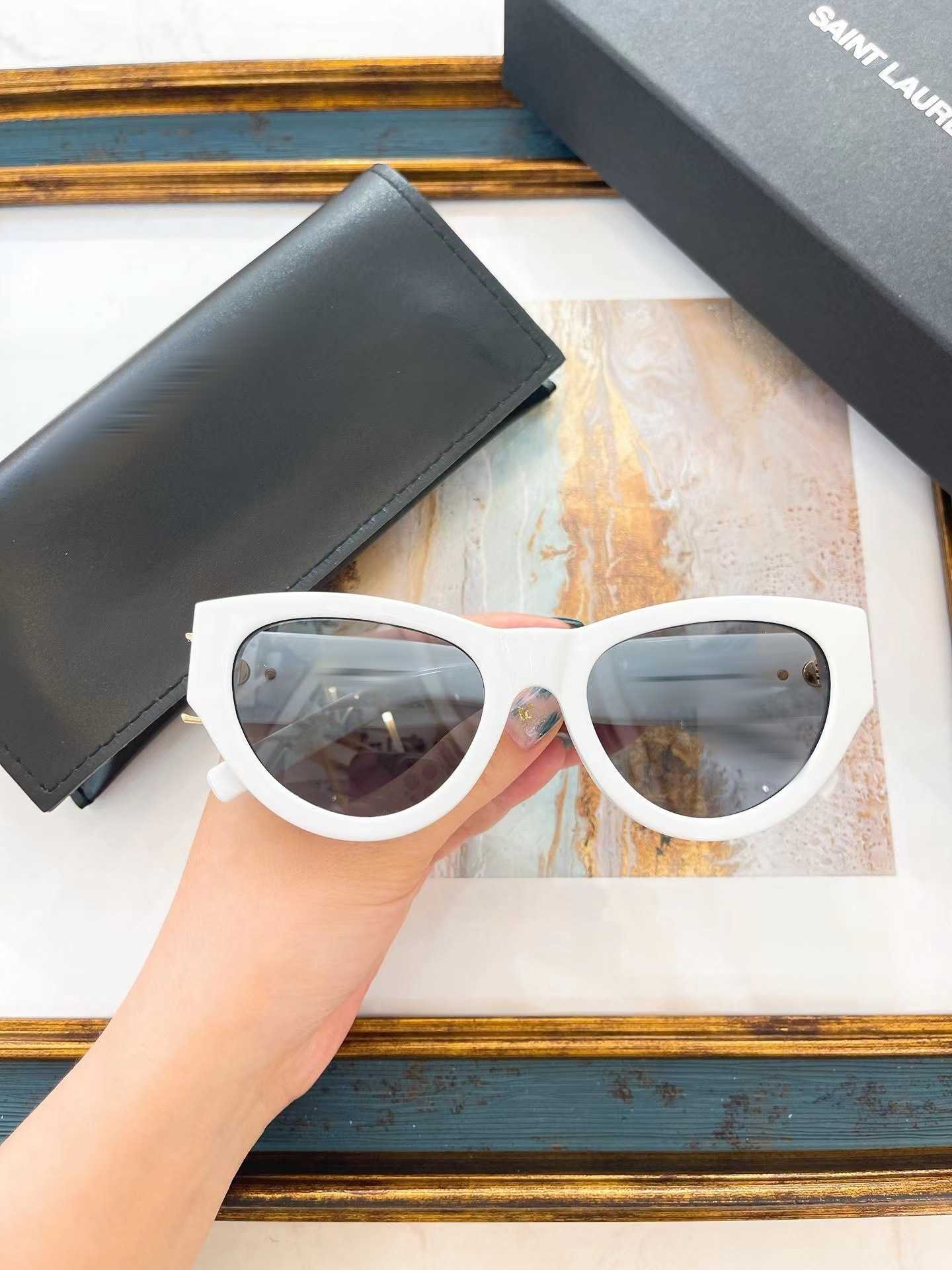 Designer Saint Cat Eye Sunglasses pour femmes Black Super Cool Fashionable Big Face Aspect mince Lunets de protection UV