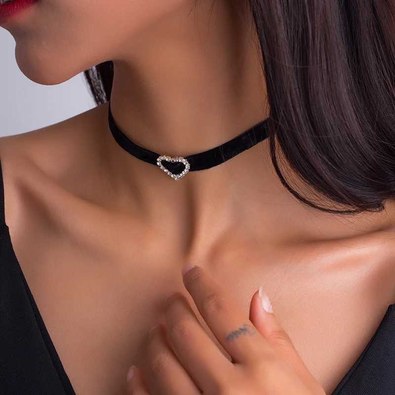 ファッショナブルでセクシーな黒いベルベットネックレスパンクスタイルステートメントクリスタルラブネックレスD240514