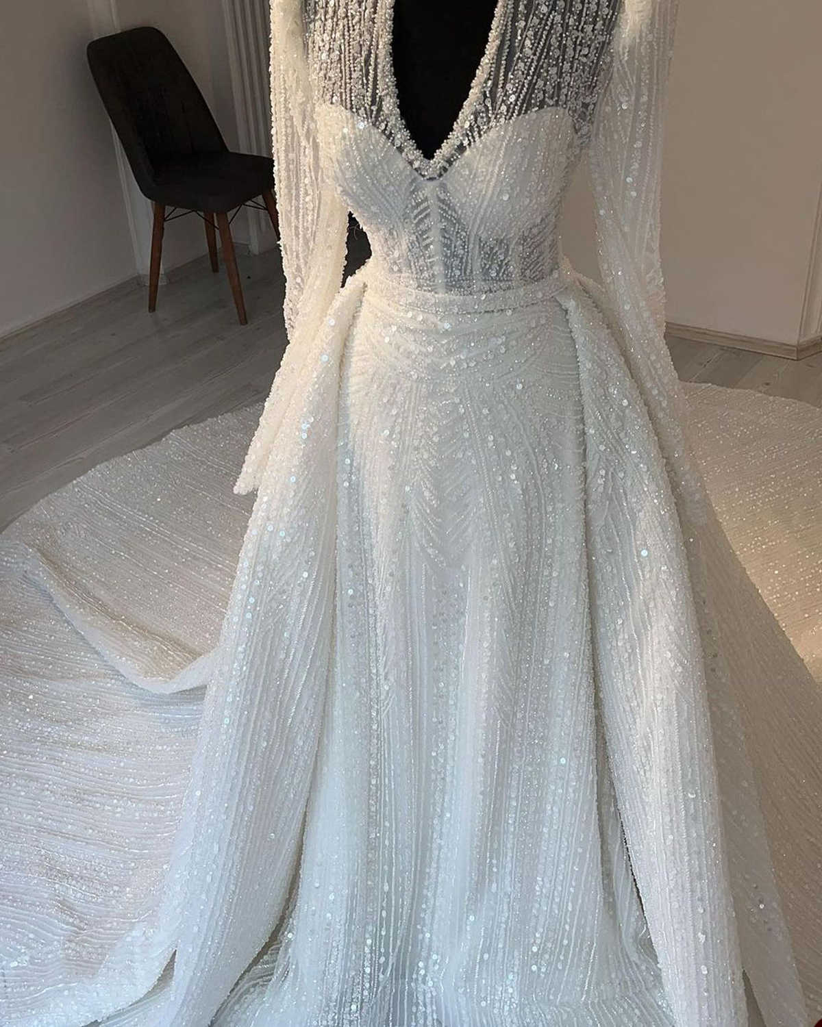 Mode A-Line-Hochzeitskleid für Frauen gegen Nacken Langarmes Brautkleid Pailletten abnehmbare Zugkleider maßgeschneidert gemacht
