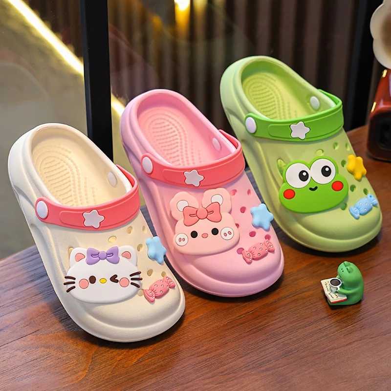 Slipper 2024 Nya sommarbarn Slide Cute Cartoon Rabbit Cat Toe Packaging Sandaler Pojkar och flickor Flip Slipers Family Childrens Shoes Y240514ROFC