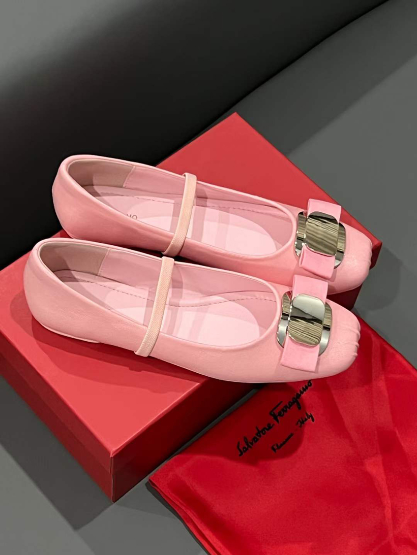 Mode kvinnor balettlägenheter raden elastiska sandaler Italien klassisk bowtie-knapp utsmyckad fyrkantig tå rosa napa läder designer ballerinas dans sandal låda eu 35- 40