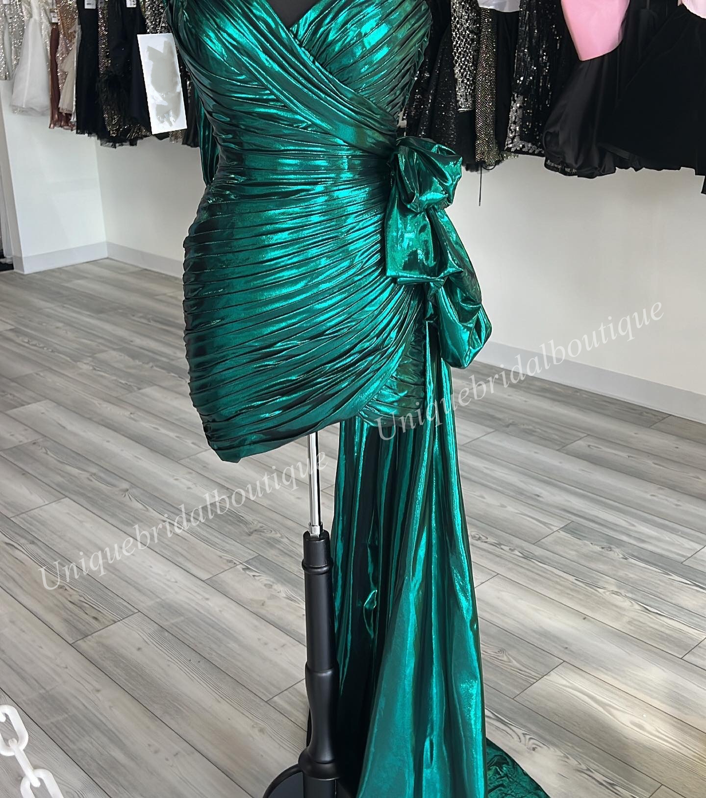 One-Shoulder Cocktail Dress Metallic 80s Glam Modern Retro Homecoming Prom Pageant Winter Formal Evening Party Runway Black-Tie Gala Oscar Big Side Bow Train Green