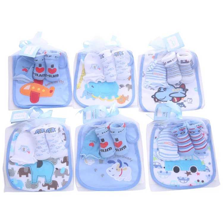 Barnstrumpor 1 påse Pure Cotton Baby Socks+Handskar+Bibb Korta babystrumpor Tecknad Childrens Autumn Nyfödd Kawaii Baby Present Sockl2405