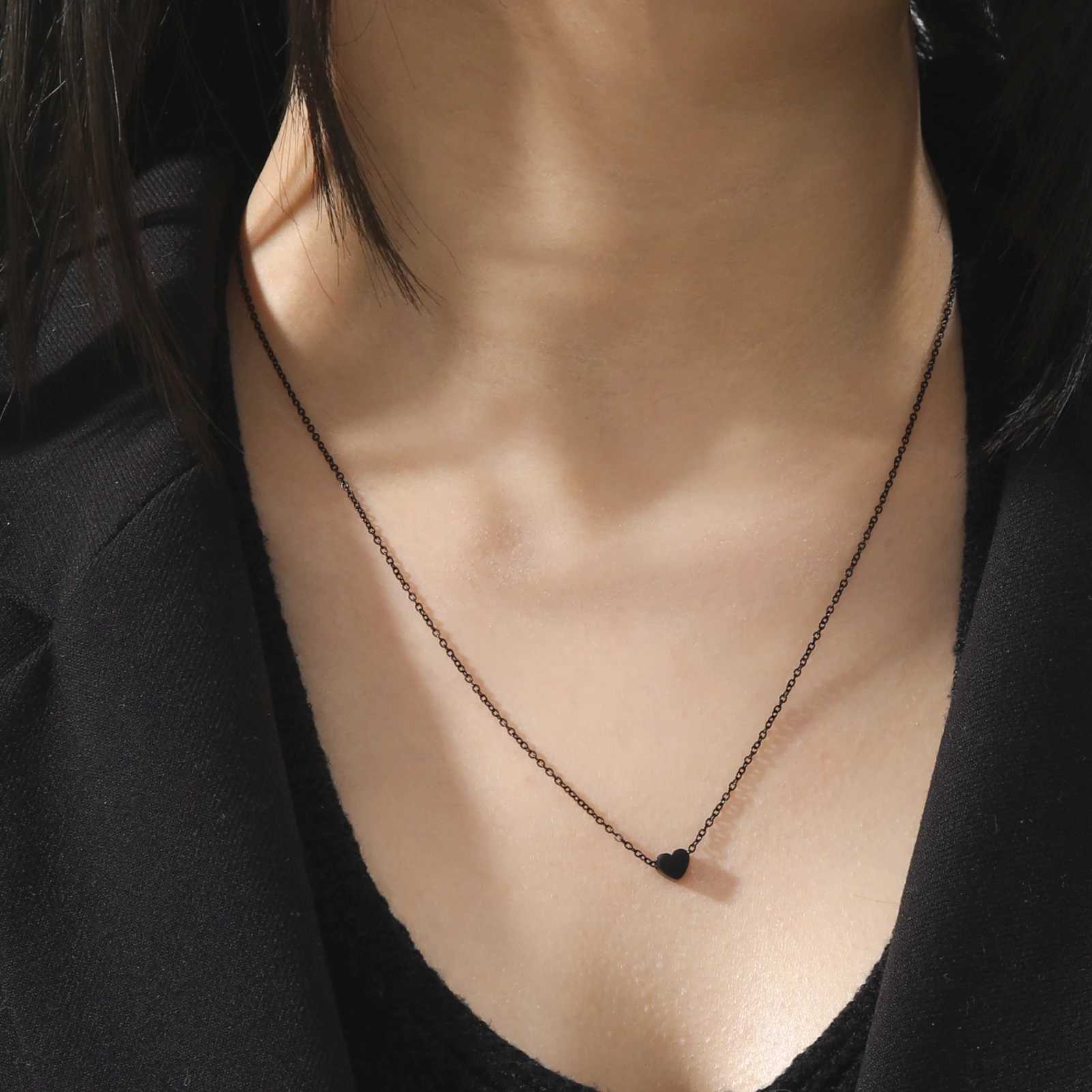 Chokers Skyrim Mini Black Heart Pendant Halsband Lämplig för kvinnor Rostfritt stål Klassiskt halsband 2024 Fashion Jewelry Gift D240514