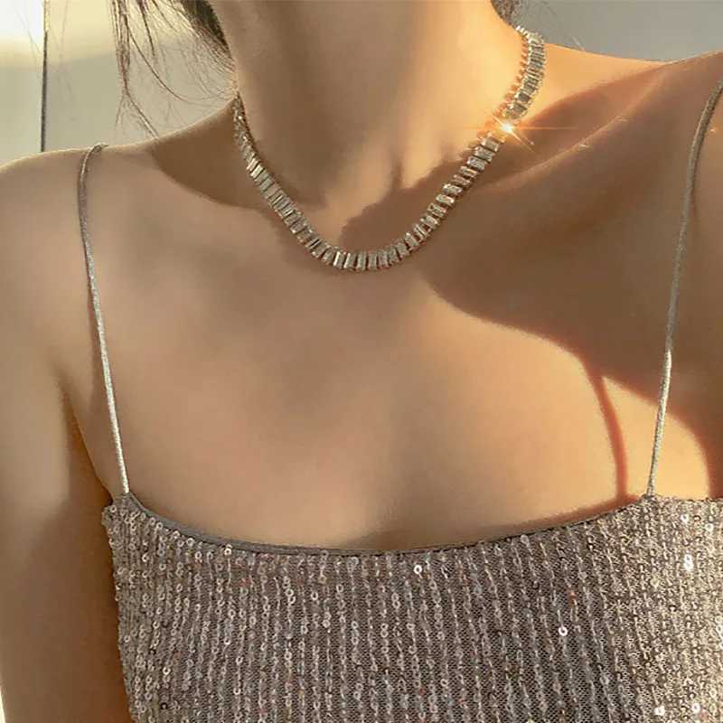 Tennis Sexy Crystal Tennis Short Necklace for Womens Luxury and Dazzling Ice Out Zirconia Necklace Fashion Party Jewelry d240514